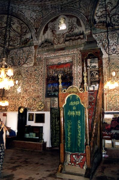 Tirana - Im Inneren ist die Mosche reich verziert.