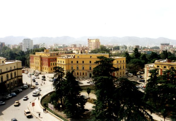 Tirana - Blick auf die Ministerien am Skanderbeg-Platz