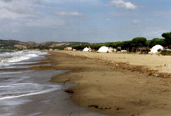 Nahe Durres - Strand mit Bunkern