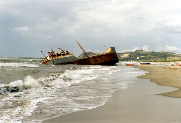 Nahe Durres - Strand mit Schiffswrack