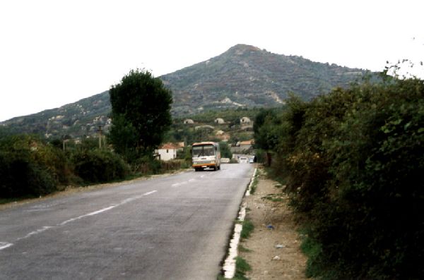 Nahe Durres - Strecke von Durres nach Tirana wird durch Bunker bewacht