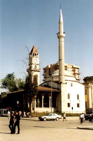 Tirana - Uhrenturm (1830) und Mosche (1789)