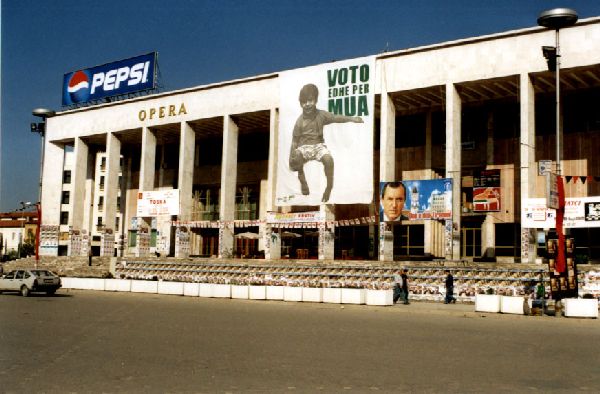 Tirana - Oper mit Werbe- und Wahlplakaten