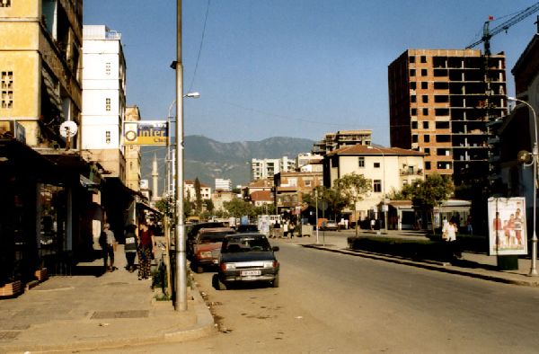 Tirana - typische Seitenstrasse