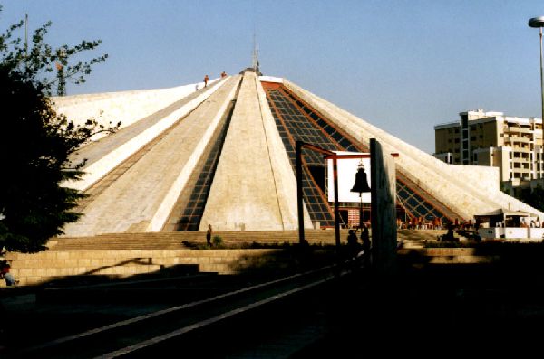 Tirana - Mausoleum von Enva Hodscha, heute Kulturzentrum