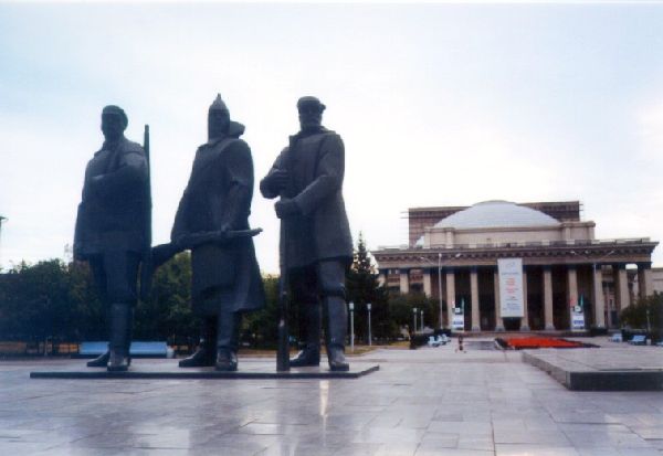 Nowosibirsk - Denkmal vor dem Theater