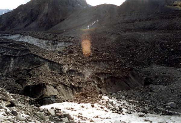 Der Akkem-Gletscher ist am Gletschertor total mit Felsenschutt bedeckt.