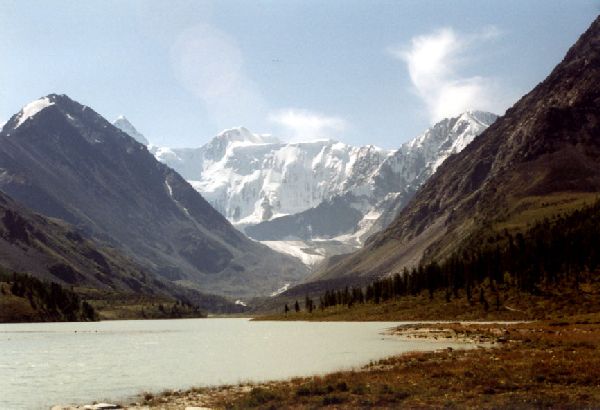 Akkemsee mit Akkem-Gletscher und Belucha (2. Spitze von links)