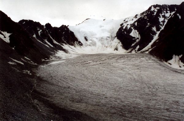 Suchbild: Finde die zwei Personen auf dem Gletscher!