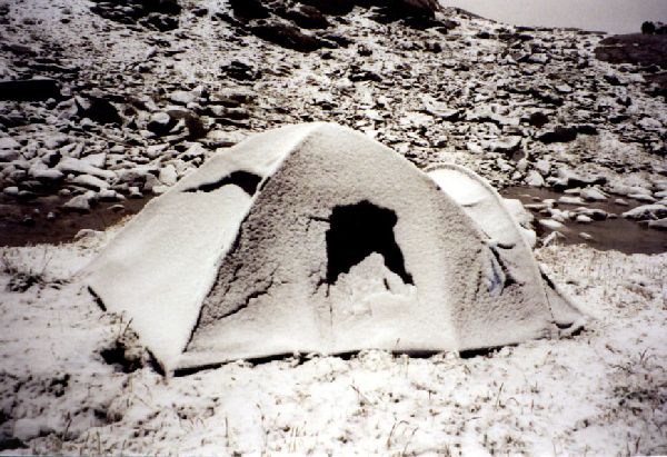 Schneebedecktes Zelt