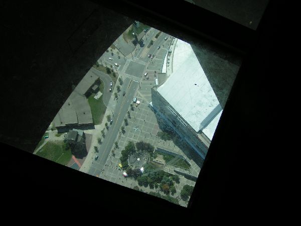 Toronto - Blick durch den Glasboden des CN-Tower